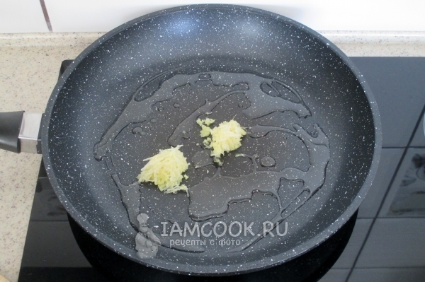 Нагреть имбирь и чеснок на сковороде