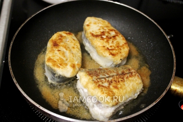 Положить рыбу на сковороду