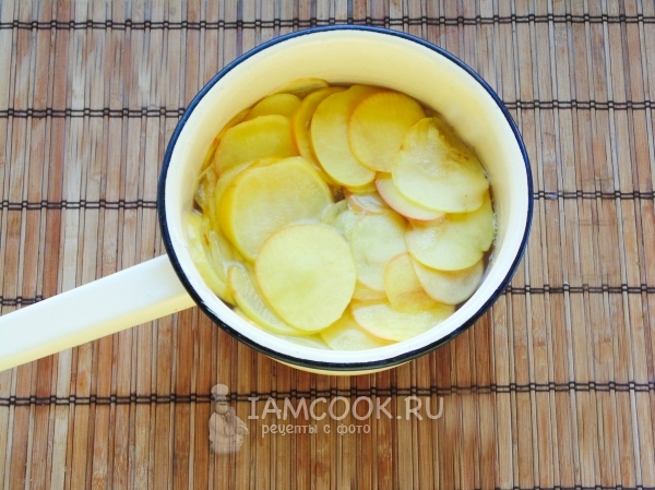 Уварить яблоки в воде с сахаром