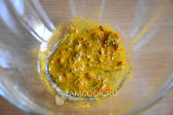 Смешать специи с маслом