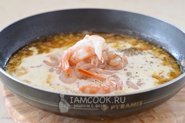 Положить креветки