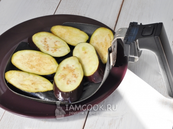 Положить баклажаны в мультипечь