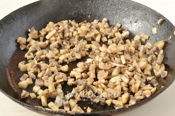 Обжарить грибы на масле