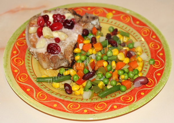 Свиная корейка на кости с гарниром