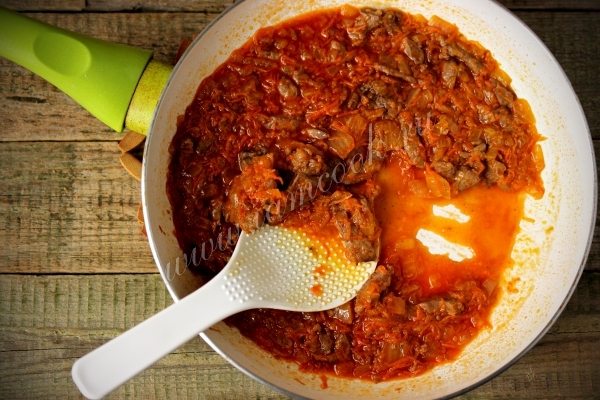 Тушение печени в томатной подливе