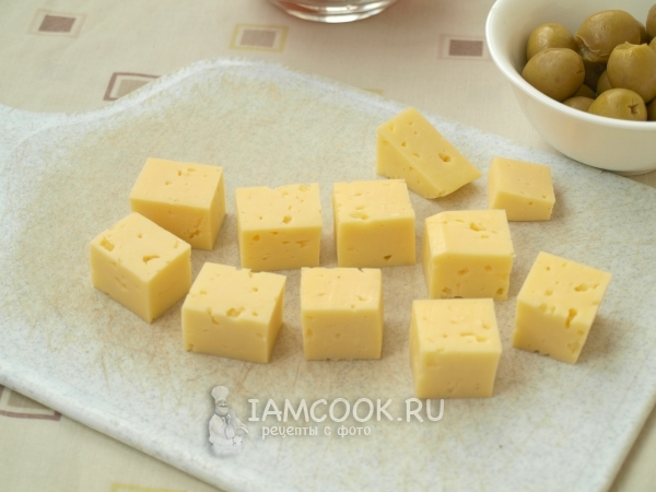 Порезать сыр на кубики
