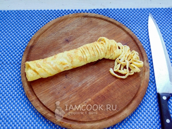 Порезать яичный рулет