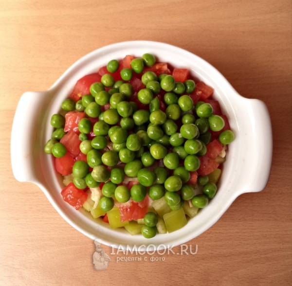 Сверху положить горошек