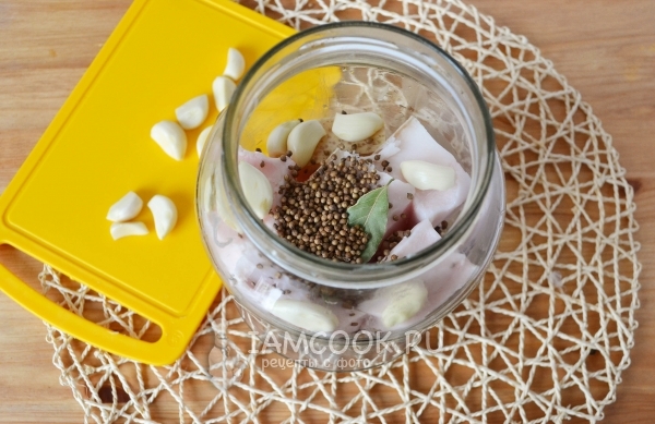 Положить сало, кориандр, чеснок и лавровый лист