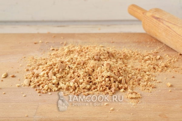 Измельчить обрезки коржа в крошку