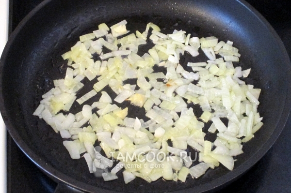 Обжариваем лук