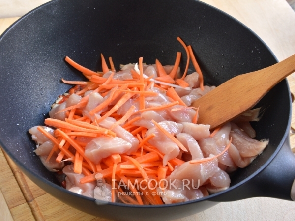 Положить мясо и морковь