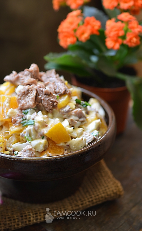 Фото салата с печенью трески и персиком