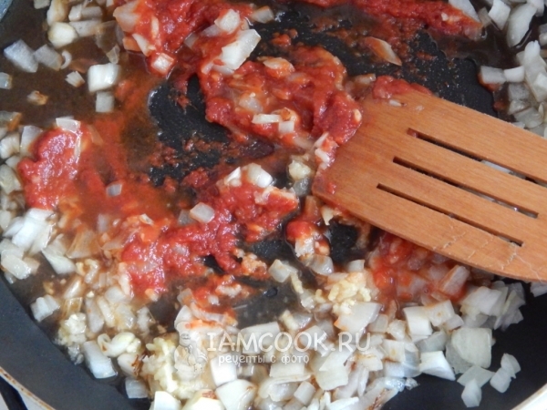 Положить томатную пасту