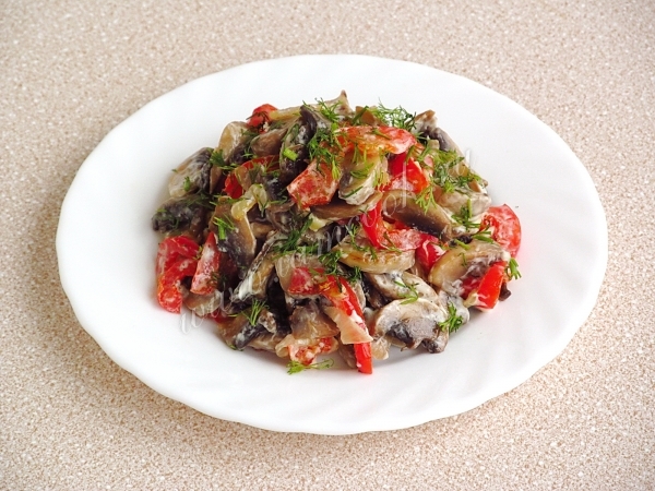 Оформить салат свежей рубленной зеленью