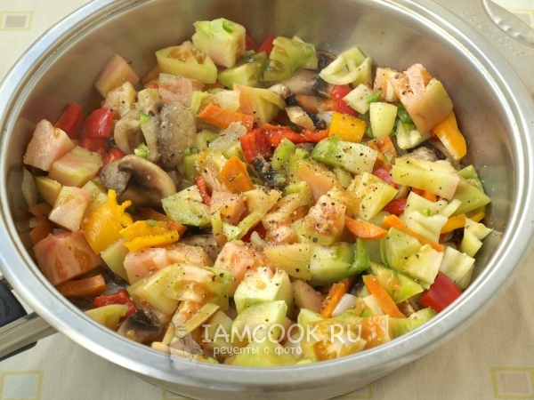 Всыпать специи, соль и сахар