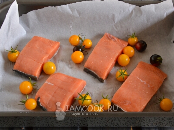 Положить в форму рыбу и помидоры черри