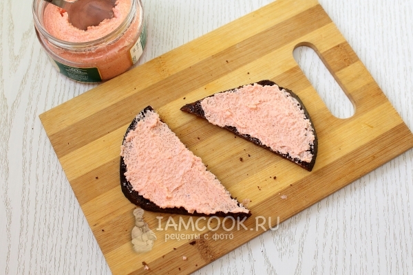 Намазать хлеб икрой