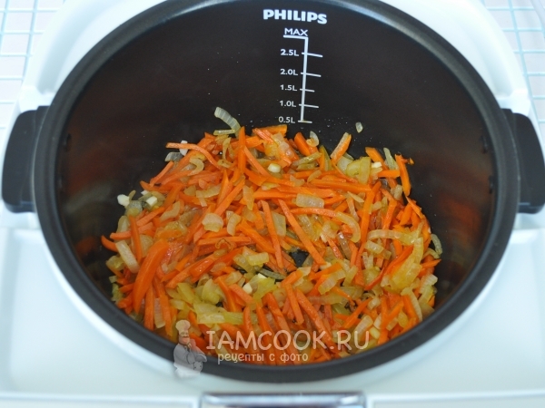 Положить лук и морковь