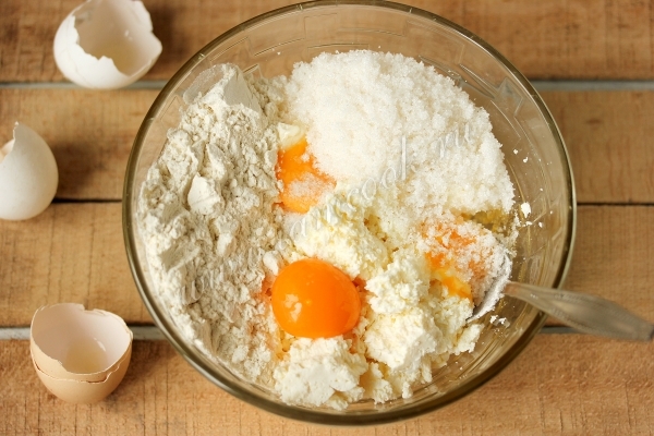 Готовим тесто для сырников