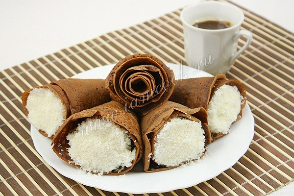 Шоколадные блинчики с творожно-кокосовой начинкой, рецепт