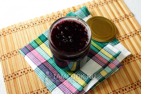 Разложить варенье по банкам