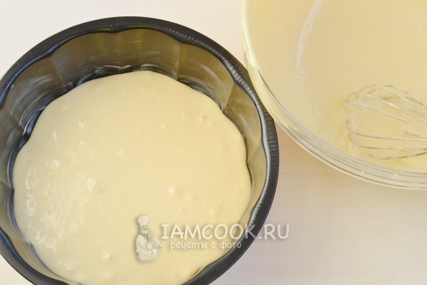 Влить тесто в форму