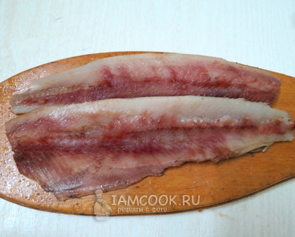 Удалить из рыбы хребет и внутренности