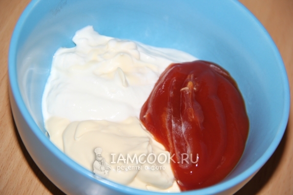 Смешать сметану, кетчуп и майонез
