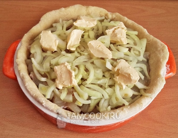 Положить лук и масло