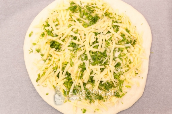 Выложить сыр и зелень