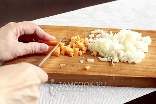 Порезать лук и морковь