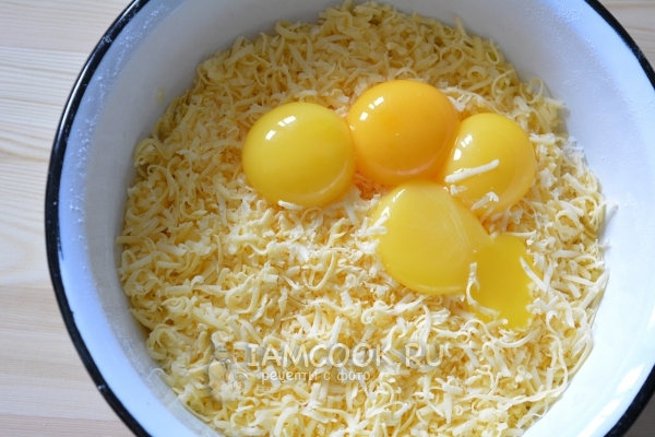 Добавить желтки и сыр