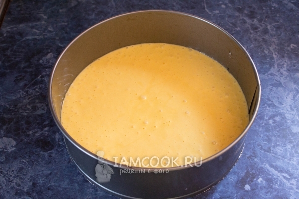 Перелить тесто в форму