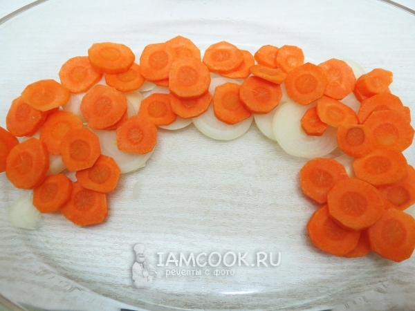 Выложить в форму кольца лука и моркови