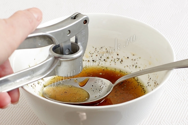 Выдавить чеснок