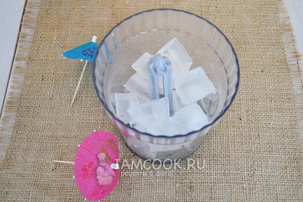 Положить лед в блендер