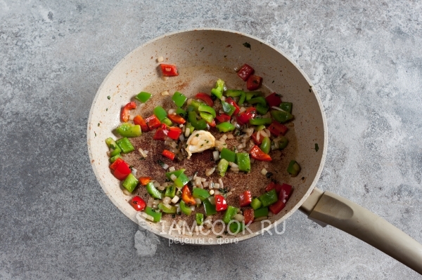 Обжарить овощи