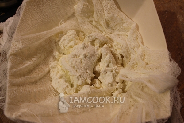 Достать отжатый кефир из марли