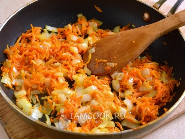 Обжарить лук с морковью