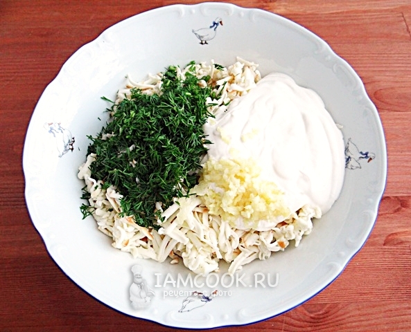 Добавить укроп, чеснок и сметану