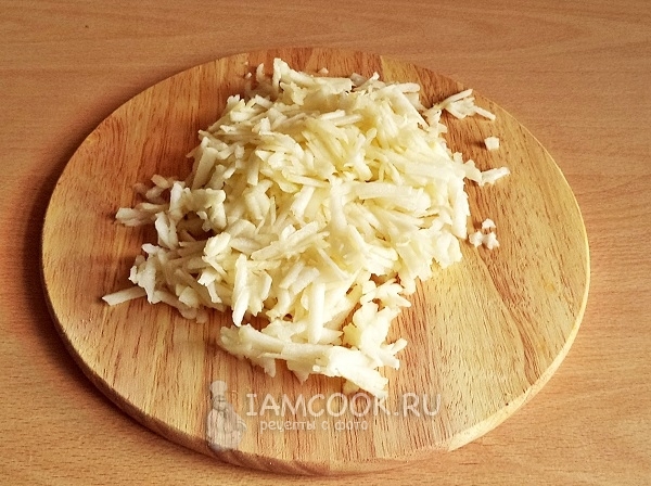 Натереть яблоко