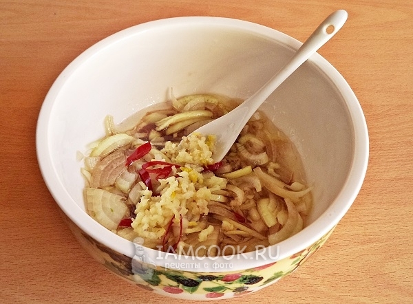 Добавить чеснок