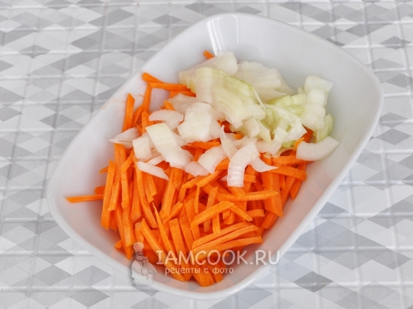 Нарезать лук и морковь