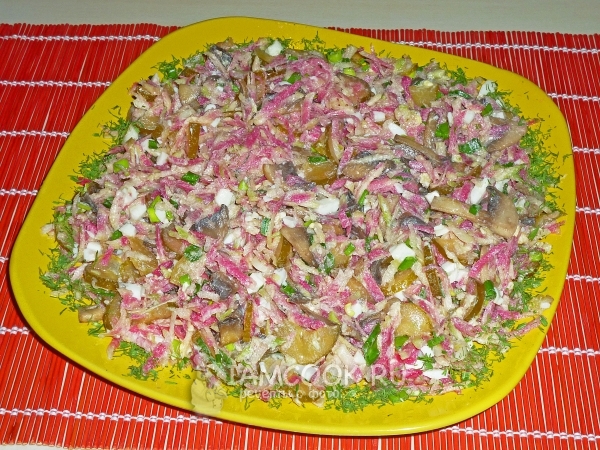 Фото салата с китайской редькой, яйцом и грибами