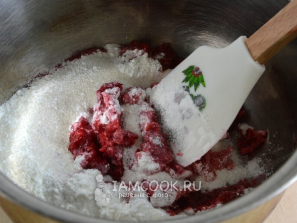 Смешать бруснику, сахар и крахмал