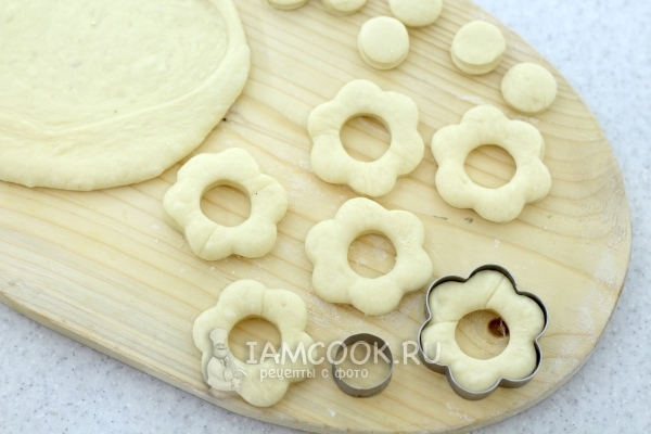Вырезать тесто формочками