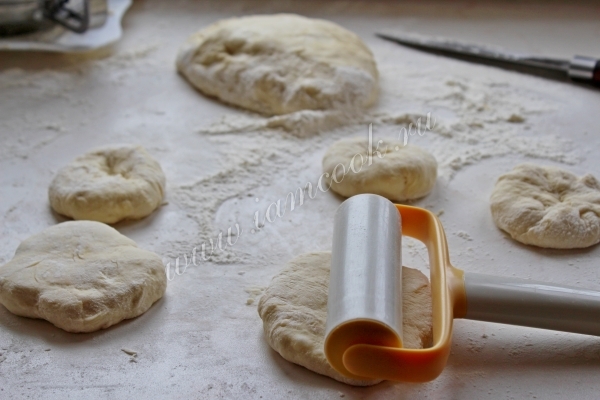 Раскатать кусочки теста