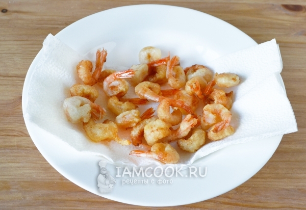 Положить креветки на салфетку