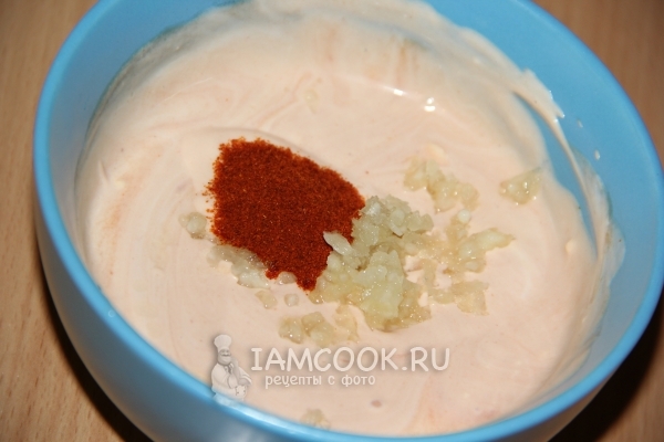 Положить чеснок и паприку